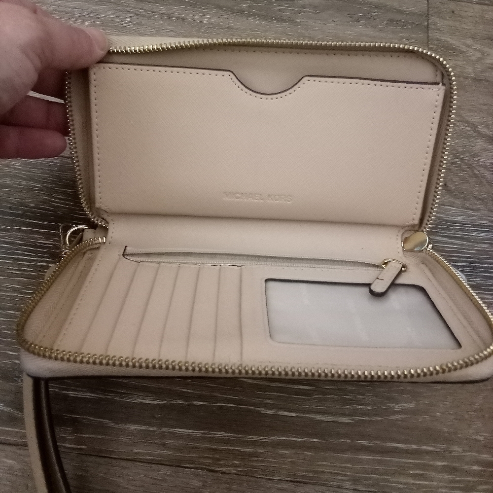 EUC: MICHAEL KORS, WRISTLET/ZIP-UP BLUSH COLOR WALLET! - Picture 4 of 16